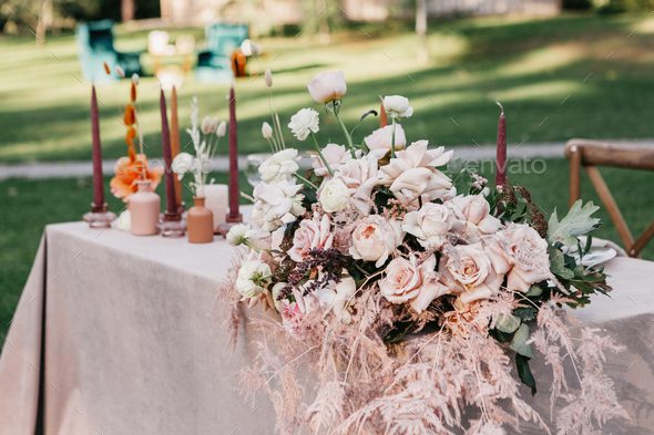 How to Choose the Right Flowers for Your Wedding Theme